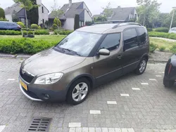 Bruin Gebruikt 2015 Skoda Roomster Plus Edition Stationwagen | € 3.999