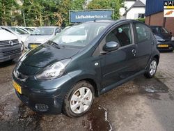Groen, metallic lak Gebruikt 2011 Toyota Aygo Hatchback | € 4.750 (Eerlijke prijs)