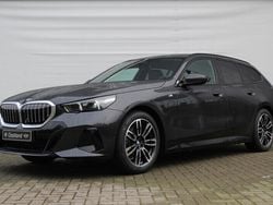 Grijs, metallic lak Nieuw 2024 BMW 520 M Sport Stationwagen | € 80.000 (Super prijs)