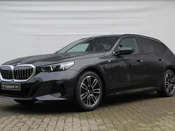 Grijs, metallic lak Nieuw 2024 BMW 520 M Sport Stationwagen | € 79.850 (Super prijs)