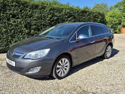 Grijs, metallic lak Gebruikt 2012 Opel Astra Cosmo Stationwagen | € 3.900 (Eerlijke prijs)