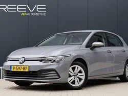 Grijs Gebruikt 2022 VW Golf VIII Life Hatchback | € 22.400 (Eerlijke prijs)