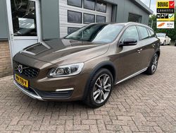 Bruin Gebruikt 2017 Volvo V60 CC Stationwagen | € 23.900 (Goede deal)