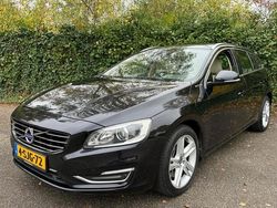 Zwart, metallic lak Gebruikt 2013 Volvo V60 Summum Stationwagen | € 7.950 (Iets duurder)