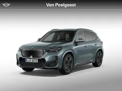 Saphirschwarz metallic (zwart metallic) Nieuw 2025 BMW iX1 M Sport SUV | € 61.224 (Goede deal)