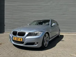 Blauw, metallic lak Gebruikt 2009 BMW 318 Comfort Edition Stationwagen | € 4.740 (Eerlijke prijs)