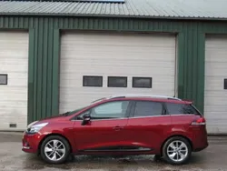 Rood, metallic lak Gebruikt 2018 Renault Clio GrandTour LIMITED Stationwagen | € 8.450 (Eerlijke prijs)
