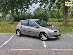 Beige Gebruikt 2009 Renault Clio R.S. Collection Hatchback | € 2.250 (Eerlijke prijs)