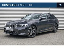 Saphirschwarz (donker zwart metallic) Gebruikt 2025 BMW 330e Comfort Edition Stationwagen | € 52.950 (Super prijs)