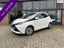 Wit Gebruikt 2015 Toyota Aygo X-play Hatchback | € 6.950 (Eerlijke prijs)