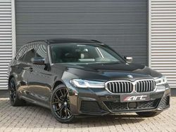 Zwart Gebruikt 2022 BMW 530e M Sport Stationwagen | € 42.950 (Eerlijke prijs)