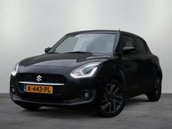 Zwart (metallic) Gebruikt 2021 Suzuki Swift Style Hatchback | € 17.499 (Eerlijke prijs)