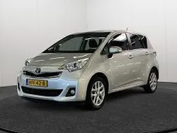 Zilver, metallic lak Gebruikt 2015 Toyota Verso-S Trend MPV | € 12.445 (Eerlijke prijs)