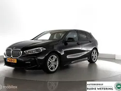 Zwart, metallic lak Gebruikt 2022 BMW 118 M Sport Hatchback | € 27.950 (Eerlijke prijs)