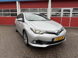 Grijs (metallic) Gebruikt 2017 Toyota Auris Touring Sports Executive Stationwagen | € 14.850 (Eerlijke prijs)
