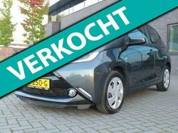 Grijs Gebruikt 2017 Toyota Aygo X-play Hatchback | € 9.995 (Super prijs)
