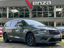 Grijs, metallic lak Nieuw 2025 Chrysler Pacifica Limited SUV | € 89.999 (Eerlijke prijs)