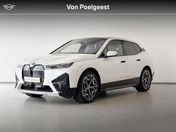 Mineralweiss metallic (wit metallic) Gebruikt 2021 BMW iX Executive SUV | € 44.995 (Eerlijke prijs)