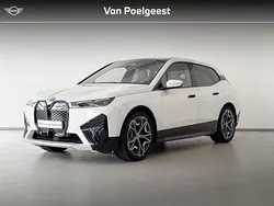 Mineralweiss metallic (wit metallic) Gebruikt 2021 BMW iX Executive SUV | € 44.995 (Eerlijke prijs)