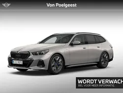 Oxidgrau metallic (licht grijs metallic) Gebruikt 2024 BMW 530e M Sport Stationwagen | € 68.995