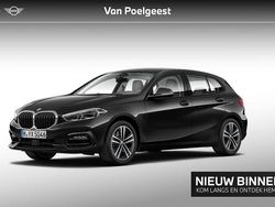 Saphirschwarz metallic (475) (zwart metallic) Gebruikt 2022 BMW 118 Sport Line Hatchback | € 24.900 (Goede deal)