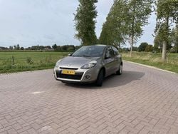 Beige Gebruikt 2010 Renault Clio II Collection Hatchback | € 4.000 (Iets duurder)