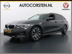Grijs, metallic lak Gebruikt 2021 BMW 318 Sport Line Stationwagen | € 27.395 (Eerlijke prijs)