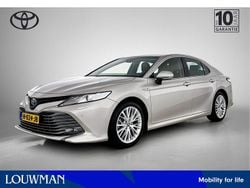 Bruin metallic Gebruikt 2020 Toyota Camry Executive Sedan | € 32.900 (Eerlijke prijs)