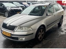 Grijs (metallic) Gebruikt 2006 Skoda Octavia Ambiente Stationwagen | € 1.899 (Eerlijke prijs)