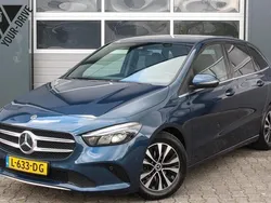 Blauw, metallic lak Gebruikt 2021 Mercedes B180 Business MPV | € 21.750 (Goede deal)