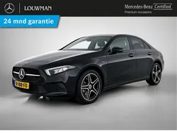 Zwart, metallic lak Gebruikt 2021 Mercedes A250 Premium Plus Sedan | € 32.745 (Eerlijke prijs)