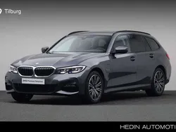 Grijs, metallic lak Gebruikt 2022 BMW 330 Comfort Edition Stationwagen | € 40.880 (Eerlijke prijs)