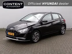 Phantom black (zwart metallic) Gebruikt 2024 Hyundai i20 Comfort Hatchback | € 20.440 (Eerlijke prijs)