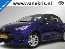 Blauw, metallic lak Gebruikt 2020 Toyota Yaris Hybrid Executive Hatchback | € 24.499 (Eerlijke prijs)