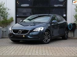 Blauw Gebruikt 2018 Volvo V40 Momentum Stationwagen | € 17.945 (Eerlijke prijs)