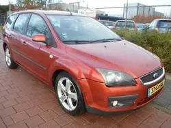 Oranje Gebruikt 2006 Ford Focus Futura Stationwagen | € 899 (Goede deal)