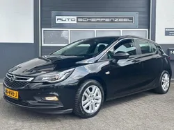 Zwart Gebruikt 2017 Opel Astra Business Hatchback | € 7.995 (Eerlijke prijs)
