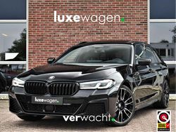 Zwart Gebruikt 2023 BMW 530e M Sport Stationwagen | € 42.900 (Eerlijke prijs)