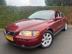 Rood (metallic) Gebruikt 2005 Volvo S60 Kinetic Sedan | € 1.488 (Super prijs)