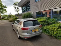 Grijs, metallic lak Gebruikt 2016 VW Passat Stationwagen | € 14.995 (Eerlijke prijs)