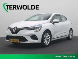 Blanc glacier Gebruikt 2021 Renault Clio V Intens Hatchback | € 11.945 (Eerlijke prijs)