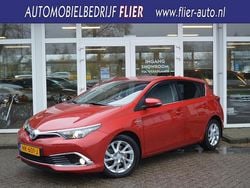 Rood (metallic) Gebruikt 2015 Toyota Auris Hybrid Executive Hatchback | € 11.900 (Eerlijke prijs)