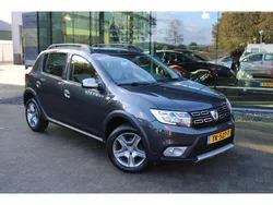 Grijs, metallic lak Gebruikt 2017 Dacia Sandero Lauréate Hatchback | € 8.950 (Iets duurder)