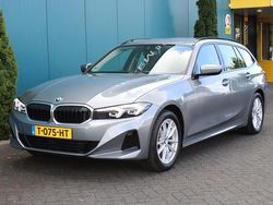 Grijs, metallic lak Gebruikt 2023 BMW 318 Basis Stationwagen | € 32.950 (Goede deal)