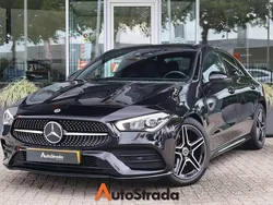 Zwart, metallic lak Gebruikt 2021 Mercedes CLA180 AMG line Sedan | € 29.700 (Eerlijke prijs)
