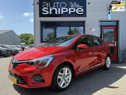 Rood, metallic lak Gebruikt 2020 Renault Clio V Zen Hatchback | € 12.450 (Eerlijke prijs)