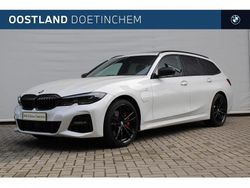 Mineralweiss (licht wit metallic) Gebruikt 2021 BMW 320e Comfort Edition Stationwagen | € 36.450 (Iets duurder)