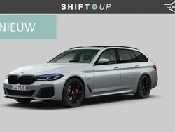 Grijs Gebruikt 2022 BMW 530e M Sport Stationwagen | € 43.940 (Eerlijke prijs)