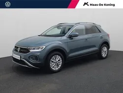 Blauw, metallic lak Gebruikt 2024 VW T-Roc Life SUV | € 26.940 (Eerlijke prijs)