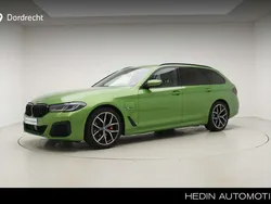 Groen, metallic lak Gebruikt 2024 BMW 530 M Sport Stationwagen | € 56.895 (Eerlijke prijs)